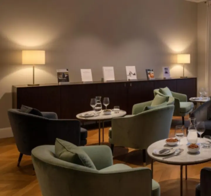 Salle d'événement chaleureuse avec tables de jeu et ambiance professionnelle.