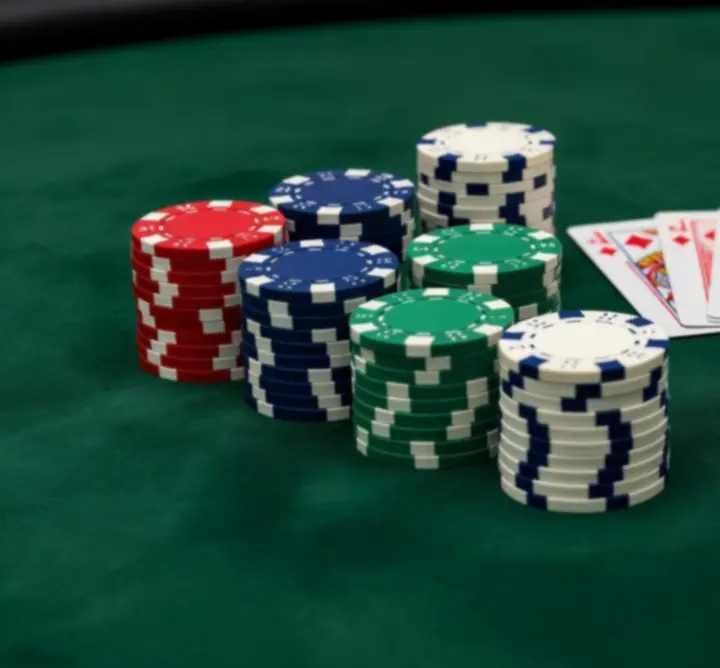 Matériel professionnel de poker installé pour un événement
